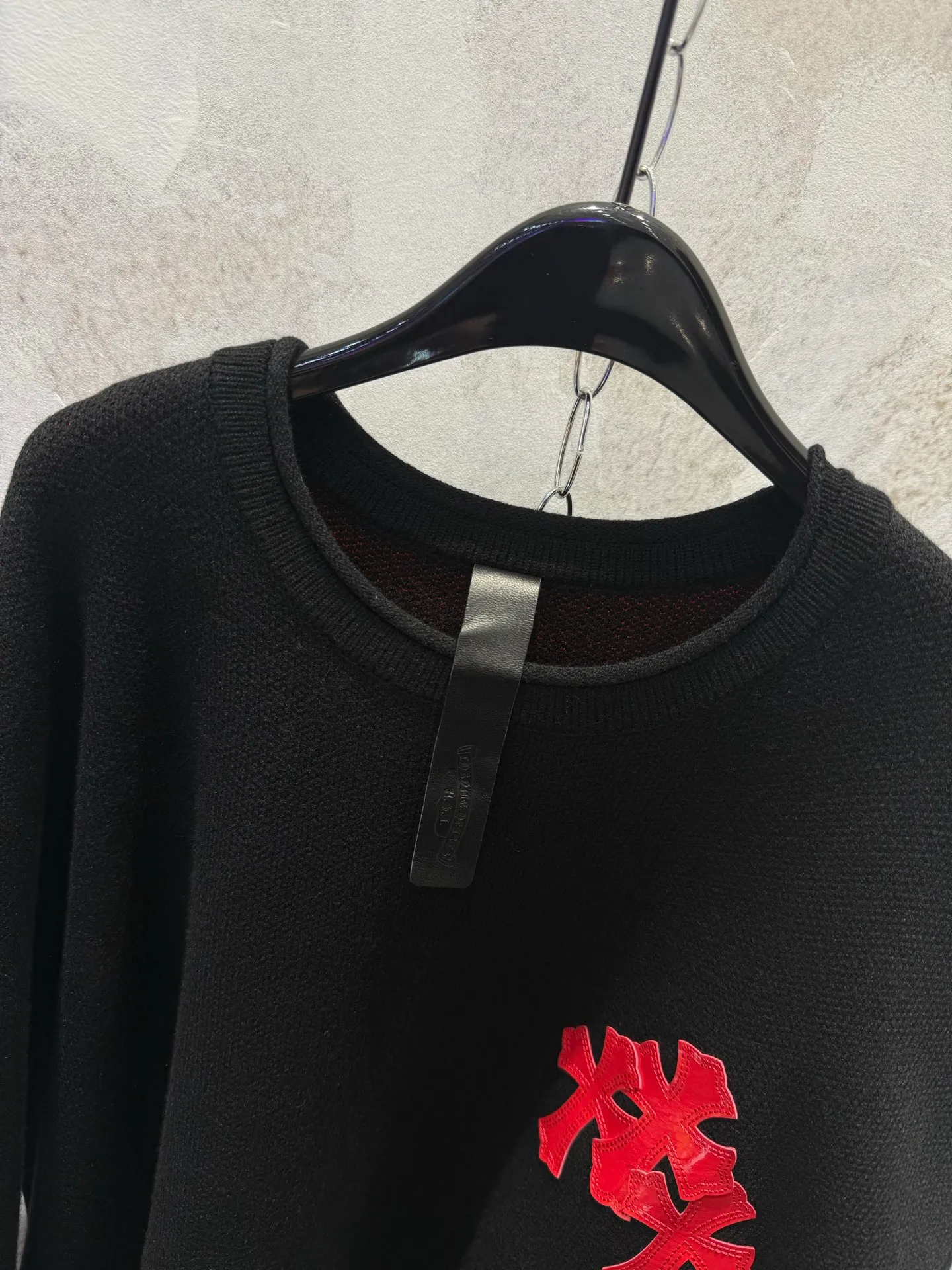 P500 Chrome Hearts/25FW wool patent leather sweater with heavy production (the only correct version on the market, patent leather lambskin, hand-stitched) The main body fabric is made of custom-woven and dyed cashmere blended yarn, 12-needle imported machine sesame base jacquard, which takes nearly 200 minutes. The chest cross leather is genuine patent leather sheepskin. The cross sheepskins are all hand-sewn. The labor cost is extremely high. Size SIZE: S M L